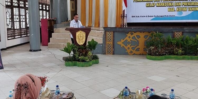FOTO : DEVIANA/MATAKALTENG - Bupati Kotim Halikinnor saat membuka rapat kerja tim terpadu pencegahan dan pemberantasan penyalahgunaan dan peredaran gelap narkotika dan prekursor narkotika (P4GN), Rabu 15 Februari 2023.