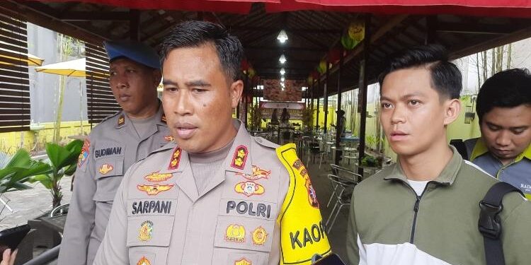 FOTO: AGUS/MATA KALTENG - Kapolres Kotim, AKBP Sarpani saat diwawancarai wartawan.