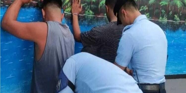 FOTO: HUMAS LAPAS/MATAKALTENG - Petugas pada saat melakukan razia kepada warga binaan pemasyarakatan Kelas IIB Pangkalan Bun.