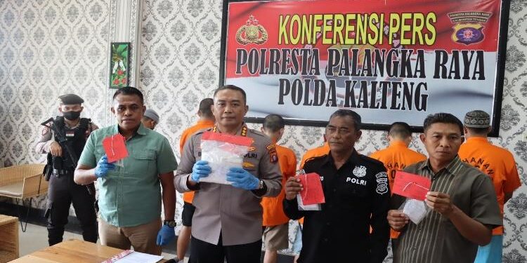 FOTO: RIZAL/MATAKALTENG - Kapolresta Palangka Raya, Kombes Pol Budi Santosa, pada saat menunjukkan barang bukti sabu-sabu.