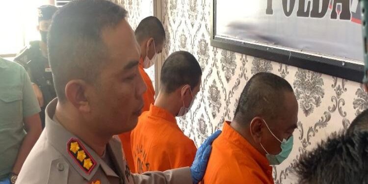 FOTO: RIZAL/MATAKALTENG - Kapolresta Palangka Raya, Kombes Pol Budi Santosa, pada saat menginterogasi bandar sabu.