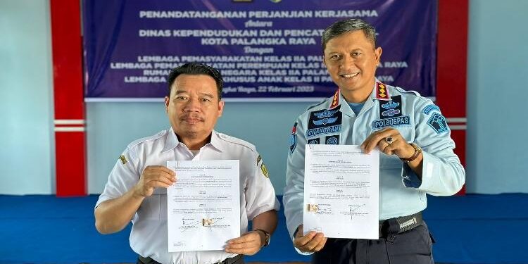 FOTO: RIZAL/MATAKALTENG - Kepala Lapas Kelas IIA Palangka Raya, Chandran Lestyono (kanan) bersama Plt. Kepala Disdukcapil, H. Edie, usai melakukan penandatanganan kerjasama.