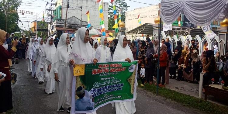 FOTO : DEVIANA/MATAKALTENG - Peserta pawai Ta'aruf pembukaan MTQ ke 54 Kecamatan MBK, Kamis 23 Februari 2023.