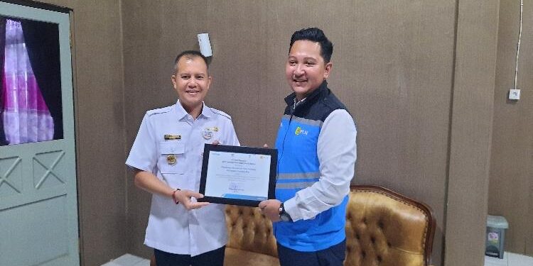 FOTO : DISKOMINFO SANTIK/MATA KALTENG - Bupati Gumas Jaya Samaya Monong menerima piagam setoran PPJ tahun 2022 sebagai sumber PAD, Kamis, 9 Februari 2023