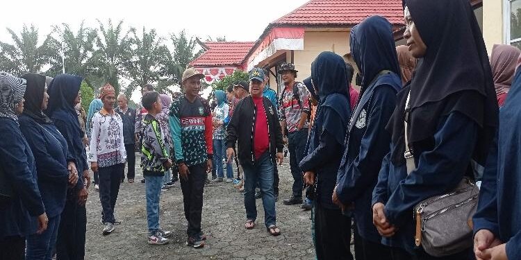 FOTO : DOK DEVIANA/MATAKALTENG - Bupati Kotim Halikinnor saat berkunjung ke Kecamatan Seranau. 