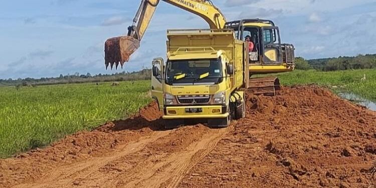 FOTO : IST/MATAKALTENG - Proses pembuatan jalan di Desa Kabau, Rabu 1 Februari 2023.