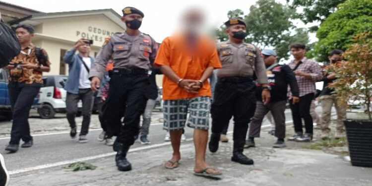 FOTO: RIZAL/MATAKALTENG - Terduga pelaku pada saat digiring pada Press Release Polresta Palangka Raya.