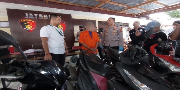 Kapolresta Palangka Raya, Kombes Pol Budi Santosa, pada saat menginterogasi pelaku.