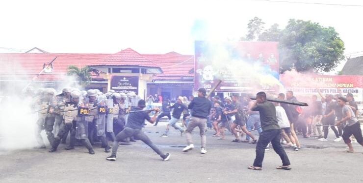 FOTO : IST ADPIM/MATAKALTENG - Simulasi Peningkatan Kemampuan Personel Direktorat Samapta Polda dalam Rangka Pengamanan Tahapan Pemilu Tahun 2024.