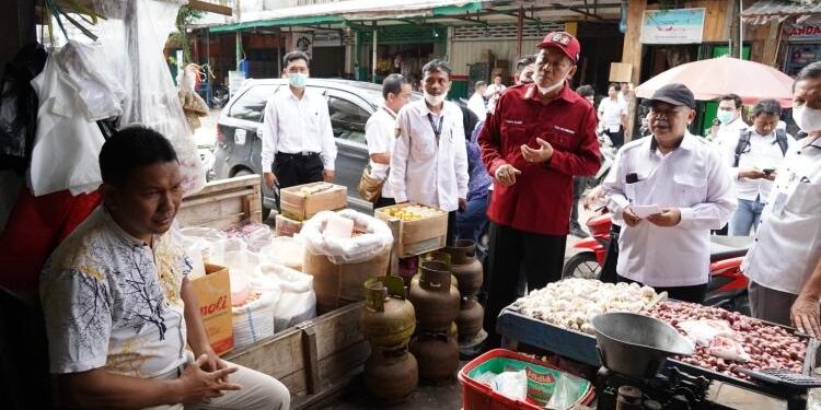 FOTO: MMC/MATAKALTENG - Pemantauan harga bahan pokok di Pasar Besar Palangka Raya oleh Tim Satgas Pangan bersama TPID Kalteng.
