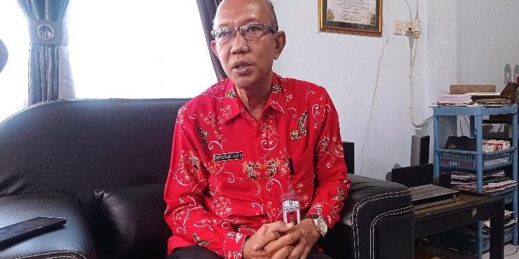 FOTO : Kepala Disdukcapil Kotim Agus Tripurna Tangkasiang