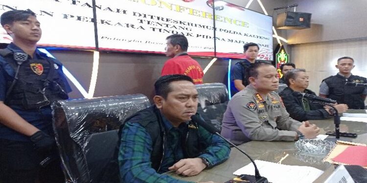 Direktur Reskrimum Polda Kalteng, Kombes Pol Faisal F. Napitupulu, pada saat menjelaskan modus pelaku.