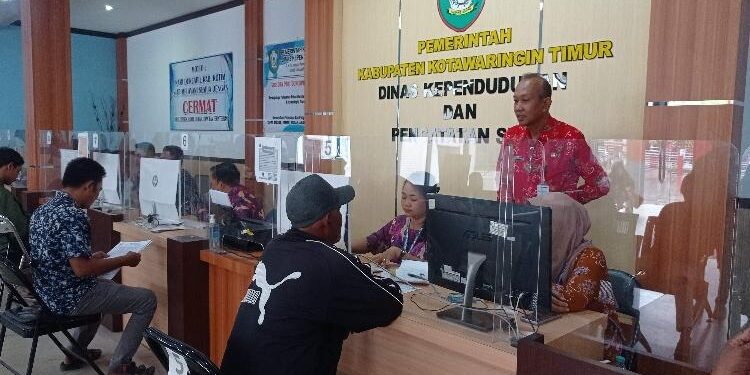 FOTO : DEVIANA/MATAKALTENG - Kepala Disdukcapil saat memantau pelayanan E-KTP, Jumat 3 Februari 2023.
