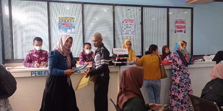 FOTO : DEVIANA/MATAKALTENG - Aktivitas di ruang pelayanan Disdukcapil Kotim, Kamis 2 Februari 2023.