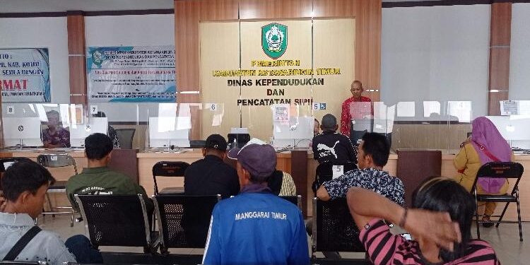 FOTO : DEVIANA/MATAKALTENG - Kepala Disdukcapil saat memantau pelaksanaan pelayanan masyarakat yang mengurus administrasi kependudukan, Kamis 2 Februari 2023.