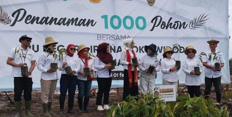 FOTO : IST DPRD/MATAKALTENG - Siti Saniah bersama dengan Ketua TP-PKK Kalteng dan istri Fokimpinda saat melakukan penanaman pohon bersama.