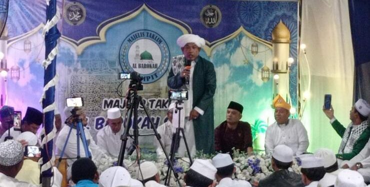 FOTO : DEVIANA/MATAKALTENG - KH Muhammad Anshary El Kariem saat memberi tausiah pada acara pengajian warga Kecamatan Baamang, Kamis 2 Februari 2023.