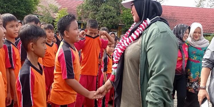 FOTO : DEVIANA /MATAKALTENG - Wakil Bupati Kotim Irawati saat menyapa siswa SDN 3 MB Hulu, Jumat 3 Februari 2023.