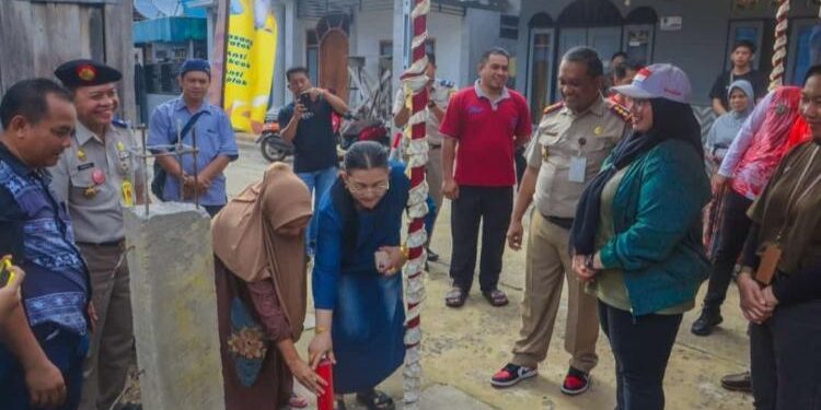 FOTO : DEVIANA/MATAKALTENG - Pemasangan patok batas bidang tanah oleh warga Kelurahan Baamang Hilir disaksikan pejabat daerah, Jumat 3 Februari 2023.