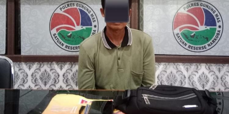 FOTO : SATRES NARKOBA POLRES/MATA KALTENG - Tersangka AT (35) beserta barang bukti sabu saat berada di Kantor Satreskoba Polres Gumas, Kamis, 2 Februari 2023
