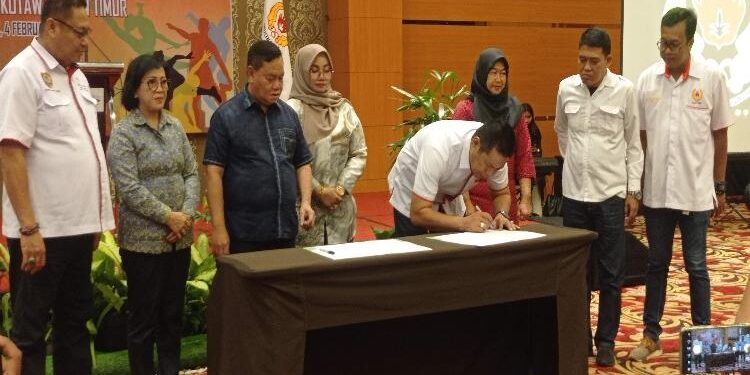 FOTO : DEVIANA/MATAKALTENG - Ketua KONI Kotim menandatangani SK Jabatan saat kegiatan Muskorkab yang juga dihadiri pejabat daerah Kotim, Sabtu 4 Februari 2023