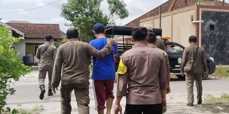 FOTO: AGUS/MATA KALTENG - Petugas gabungan saat mengevakuasi ODGJ bernama Zumar (baju biru) di rumahnya gang Suka Bangsa, Sabtu 4 Februari 2023.