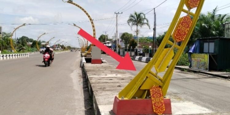 FOTO: AGUS/MATA KALTENG - Satu papan ornamen Tiang Terowongan Nur Mentaya yang dirusak oleh oknum yang tidak bertanggung jawab, Sabtu 4 Februari 2023.