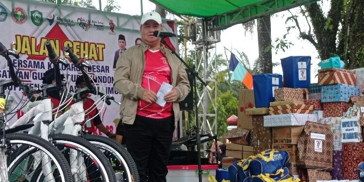 FOTO : DOKUMENTASI/MATAKALTENG - Bupati Kotim Halikinnor saat menghadiri kegiatan jalan sehat PGRI Kotim.