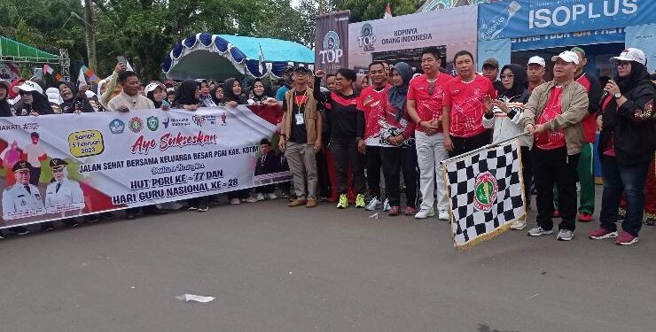FOTO : DEVIANA/MATAKALTENG - Bupati Kotim Halikinnor bersama pejabat Kotim lainnya saat melepas jalan sehat PGRI di Taman Kota Sampit, Minggu 5 Februari 2023.
