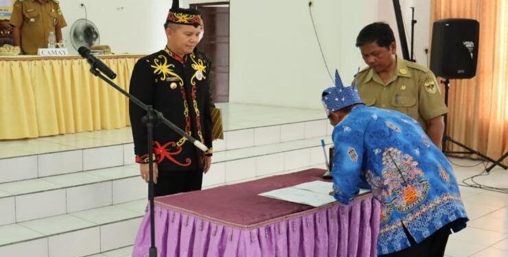 FOTO : PROTOKOL/MATA KALTENG - Bupati Gumas Jaya S Monong mengukuhkan mantir adat kecamatan, kelurahan, dan desa se Kecamatan Mihing Raya, pekan lalu.