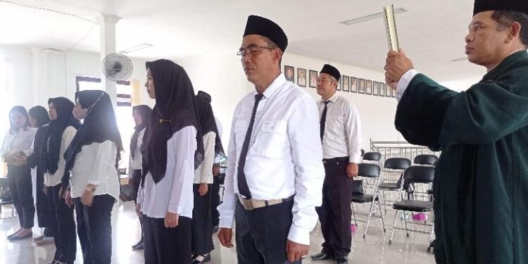 FOTO : DEVIANA/MATAKALTENG - Pelantikan panwaslu tingkat kelurahan dan desa di Kecamatan MBK, Senin 6 Februari 2023.