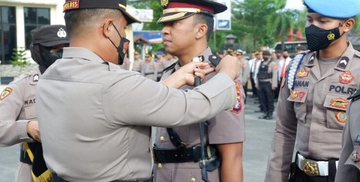 FOTO : IST/MATA KALTENG - Upacara serah terima jabatan (Sertijab) Wakapolres Kotim dan Kapolsek Telawang di Mapolres Kotim, Senin 6 Februari 2023.