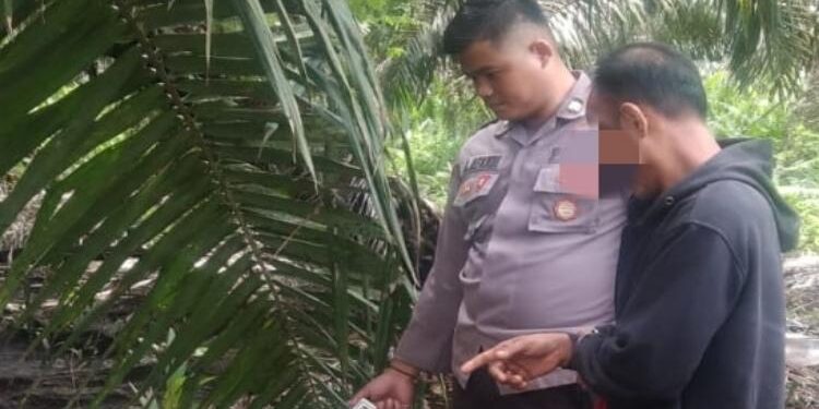 FOTO : IST/MATA KALTENG - MB (jaket hitam) saat menunjukkan lokasi mencuri Senin, 6 Februari 2023.