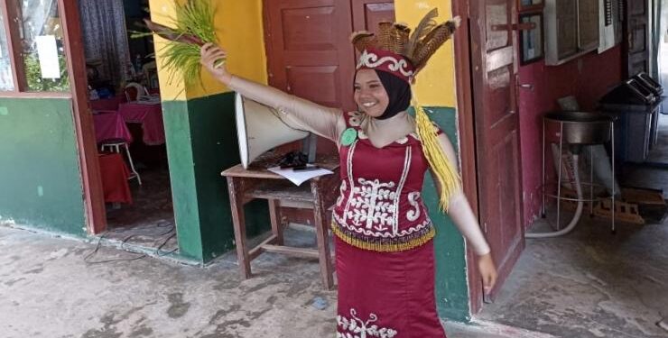FOTO : DIAN TARESA/MATA KALTENG - Salah seorang siswi saat menampilkan bakatnya dengan percaya diri.