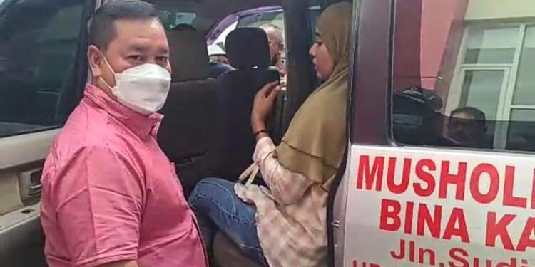 FOTO : DEVIANA/MATAKALTENG - Bupati Kotim Halikinnor saat menghampiri keluarga korban kecelakaan, Selasa 7 Februari 2023.