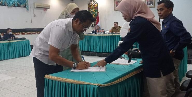 FOTO : DEVIANA/MATAKALTENG - Perwakilan perusahaan saat mengisi daftar hadir rapat koordinasi bersama KPU Kotim, Selasa 7 Februari 2023