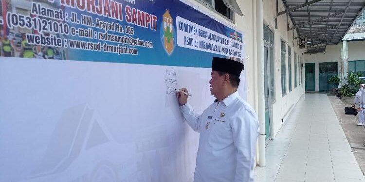 FOTO : DEVIANA/MATAKALTENG - Bupati Kotim Halikinnor saat melakukan tandatang komitmen akreditasi.