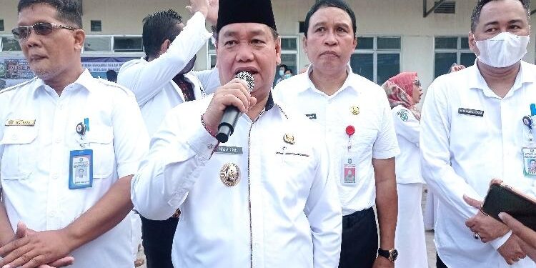 FOTO : DEVIANA/MATAKALTENG - Bupati Kotim Halikinnor saat mengumumkan pembayaran TPP di depan pegawai RSUD dr Murjani Sampit, Rabu 8 Februari 2023.