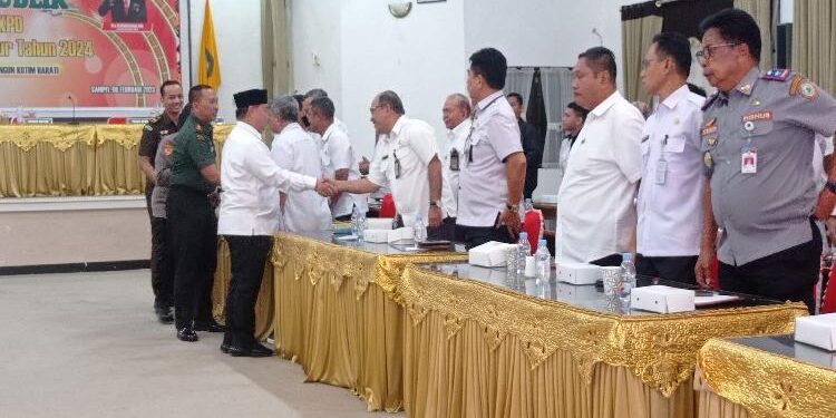 FOTO : DEVIANA/MATAKALTENG - Bupati Kotim Halikinnor saat menyapa Kepala Disdagperin Kotim Zul haidir, Kamis 9 Februari 2023.