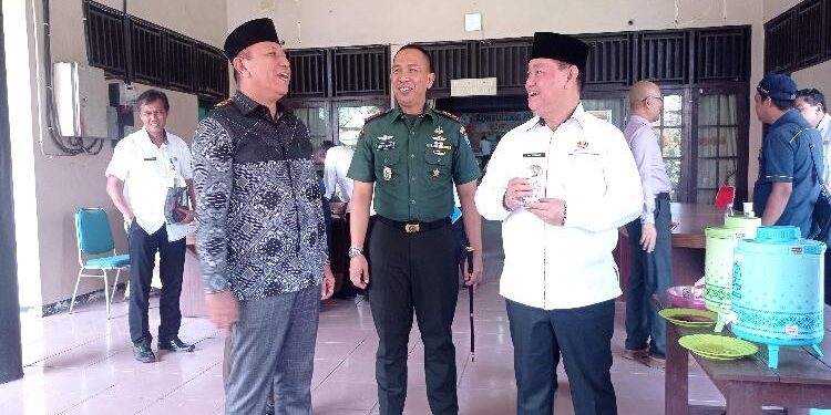 FOTO : DEVIANA/MATAKALTENG - Bupati Kotim Halikinnor saat berbincang dengan Wakil Ketua DPRD Kotim Rudianur dan Dandim 1015  Sampit Letkol Inf Abdul Hamid. 