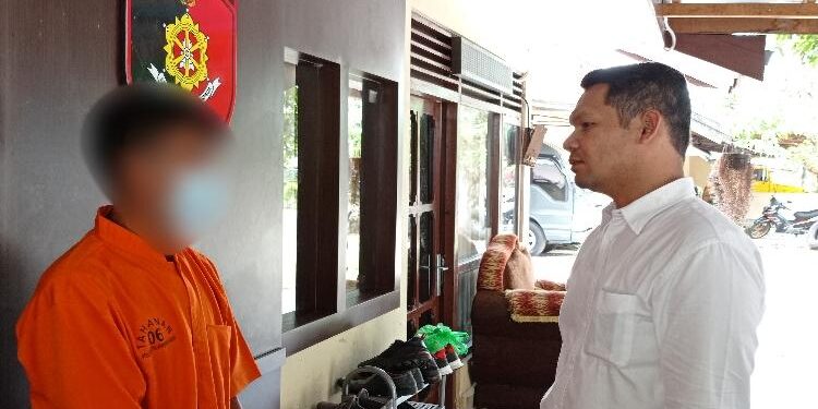 FOTO: RIZAL/MATAKALTENG - Kasat Reskrim Polresta Palangka Raya, Kompol Ronny M. Nababan, pada saat menginterogasi terduga pelaku.