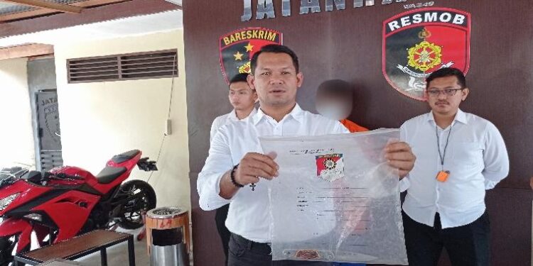 FOTO: RIZAL/MATAKALTENG - Kasat Reskrim Polresta Palangka Raya, Kompol Ronny M. Nababan, pada saat menunjukkan barang bukti sajam.