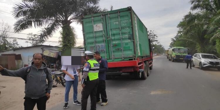 FOTO : AGUS/MATAKALTENG - Pihak Satlantas Polres Kotim sedabg memintai keterangan rekan siswa yang terlibat kecelakaan lalu lintas di Jalan Jenderal Sudirman Km 6, Sampit