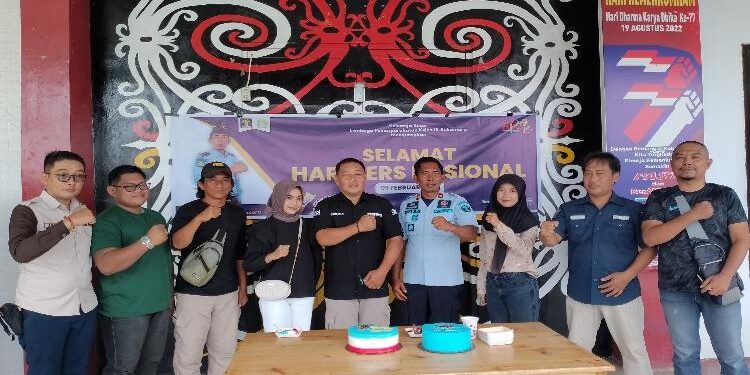 FOTO : AKH/MATAKALTENG - Insan Pers Sukamara bersama Kalapas Sukamara, Joko Prayitno.
