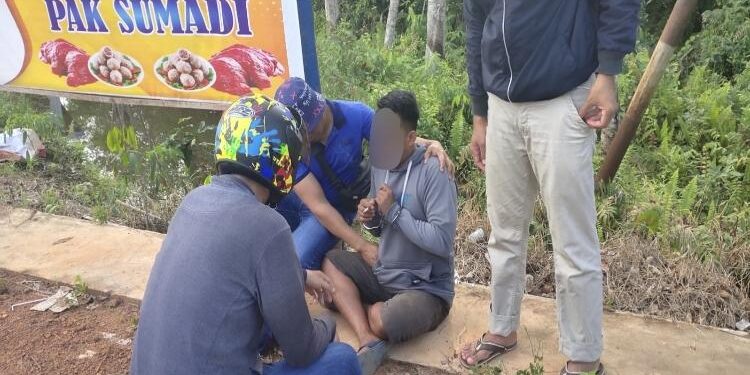 FOTO : POLSEK CEMPAGA/MATA KALTENG - RH saat diamankan oleh jajaran Polsek Cempaga di Rest Area Pentol Pak Sumadi, Jalan Tjilik Riwut Km 41, Rabu, 8 Februari 2023.