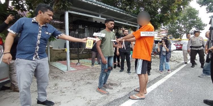 FOTO: RIZAL/MATAKALTENG - Tersangka AY, pada saat melakukan reka adegan ulang di Mapolresta Palangka Raya.