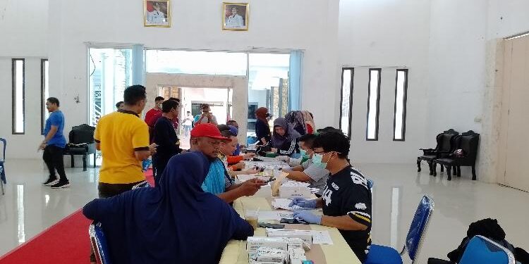 FOTO : AKH/MATAKALTENG - ASN di Sukamara saat melakukan cek kesehatan.