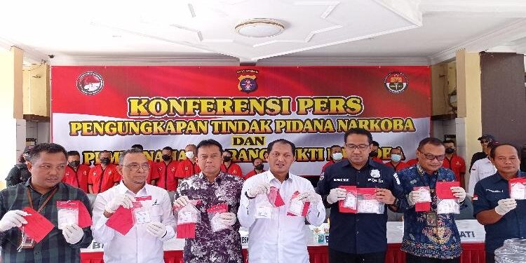 FOTO: RIZAL/MATAKALTENG - Direktur Resnarkoba Polda Kalteng, Kombes Pol Nono Wardoyo (baju putih tengah), pada saat menunjukkan barang bukti sabu.