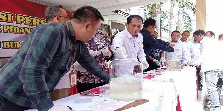 FOTO: RIZAL/MATAKALTENG - Direktur Resnarkoba Polda Kalteng, Kombes Pol Nono Wardoyo (baju putih) pada saat memasukkan sabu-sabu untuk dimusnahkan.