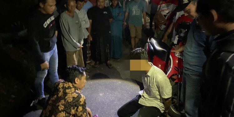 FOTO : POLISI/MATAKALTENG - Warga menyaksikan proses penggeledahan barang bukti